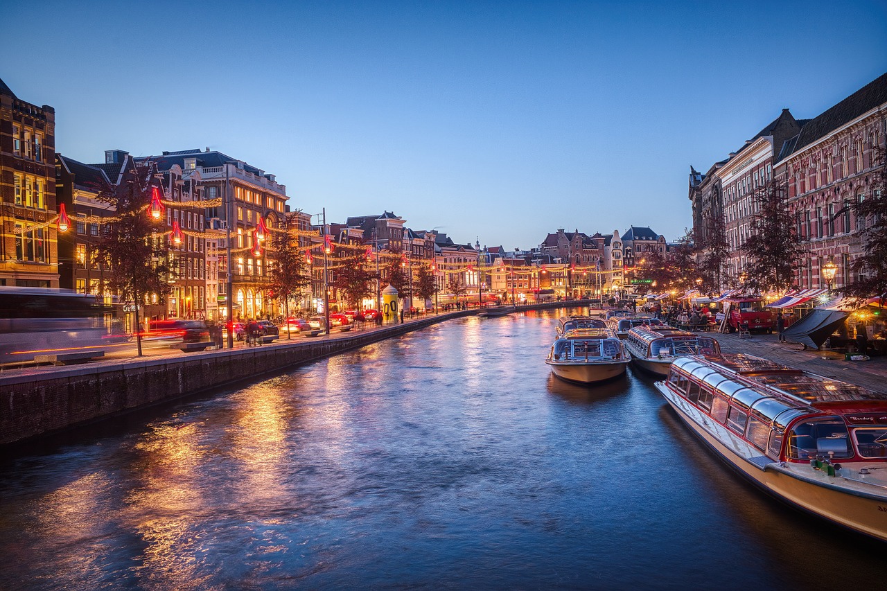 Sightseeing vom Wasser aus: 8 Vorteile einer Bootstour durch Amsterdam